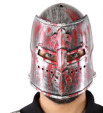 Elmo de cavaleiro medieval em metal prateado com manchas vermelhas