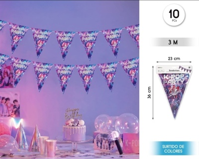 Bandeirolas triangulares roxas e azuis com texto K-POP PARTY