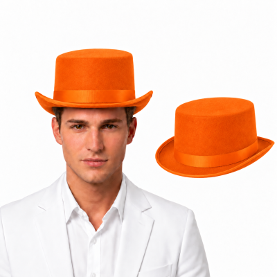 Chapéu fedora laranja com faixa, usado por homem em camisa e blazer brancos