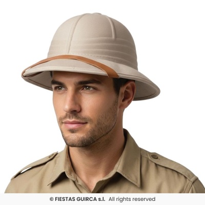 Homem com chapéu de explorador bege e camisa safari bege