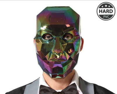 Máscara facial facetada iridescente em PVC duro usada com traje formal.