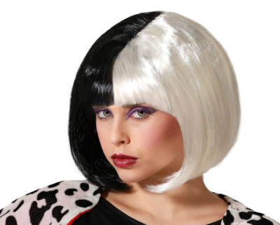 Peruca preta e branca corta bob em modelo feminino com roupa padrão animal print