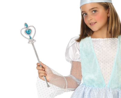 Varinha prateada com pedras azuis e criança vestindo vestido azul claro com mangas brancas