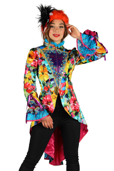 Casaco floral colorido com renda azul e chapéu laranja com penas