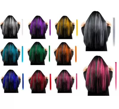 Pessoa com cabelo liso preto e riscado em várias cores diferentes.