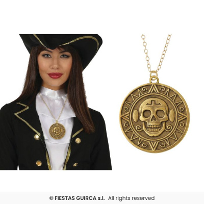 Colar com pendente circular dourado com crânio usado por mulher em traje temático preto e branco
