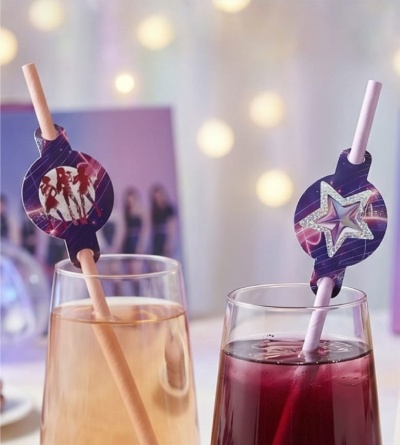 Copos com líquidos coloridos e palhinhas decorativas com silhuetas e estrela