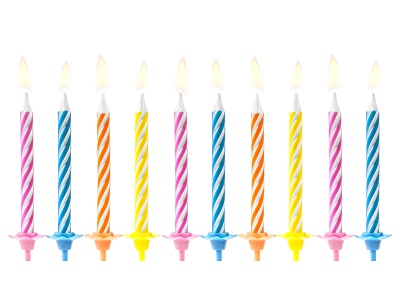 Velas de aniversário coloridas acesas com suporte em linha