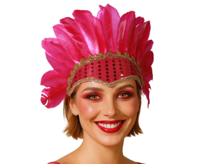 Mulher com faixa de cabeça vermelha com plumas cor de rosa e detalhes dourados num fundo branco