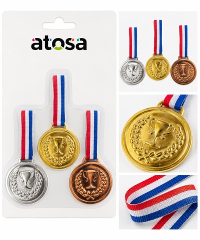 Conjunto de três medalhas de metal com fitas tricolores em embalagem
