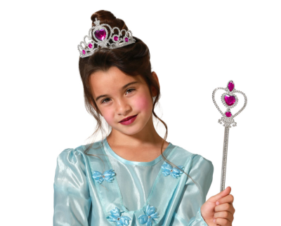 Criança vestida de princesa com vestuário azul e acessórios prateados com pedras cor de rosa