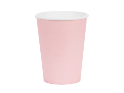 Copo descartável cor-de-rosa e branco sobre fundo branco