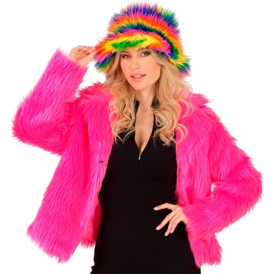 Mulher com casaco felpudo rosa vibrante e chapéu felpudo multicolorido