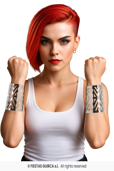 Mulher com cabelo vermelho e pulseiras metálicas geométricas prateadas