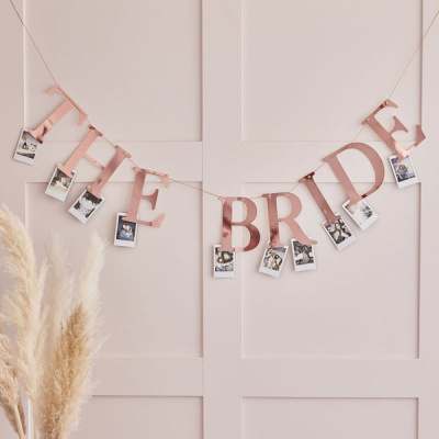 Guirlanda decorativa THE BRIDE com fotos Polaroid em letras metálicas cor de rosa