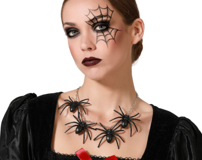 Colar com aranhas pretas em corrente metálica usado com vestido preto e maquiagem de teia.