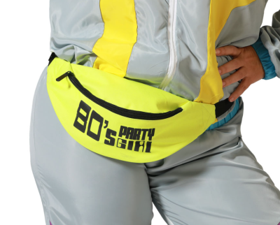Pochete amarela com texto 80s PARTY GIRL usada numa cintura com fato desportivo cinzento e amarelo