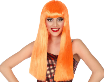 Mulher com peruca longa laranja fluorescente e vestido preto com círculos vermelhos e brancos