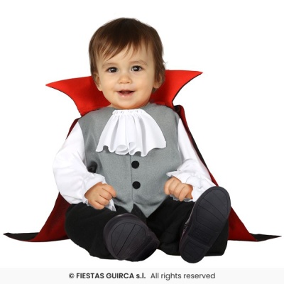 Bebé vestido com fato de vampiro sentado sobre fundo branco