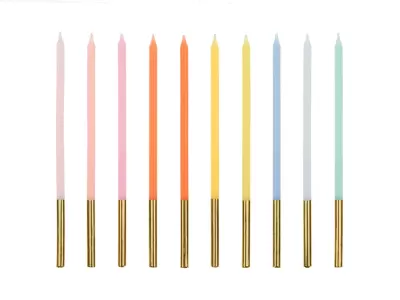 Conjunto de velas coloridas com base dourada