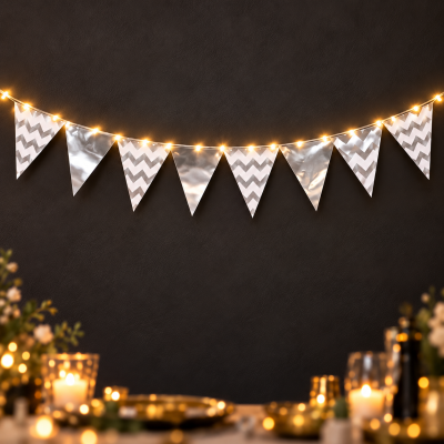 Guirlanda decorativa de bandeirolas triangulares prateadas com luzes LED amarelas