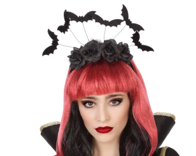Arco de cabelo preto com morcegos e flores em modelo com cabelo vermelho e preto