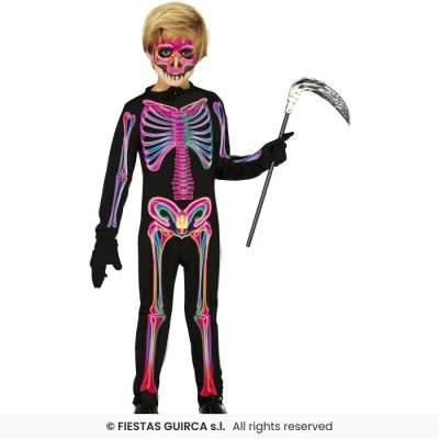 Criança com fantasia de esqueleto colorido e maquilhagem de caveira segurando foice