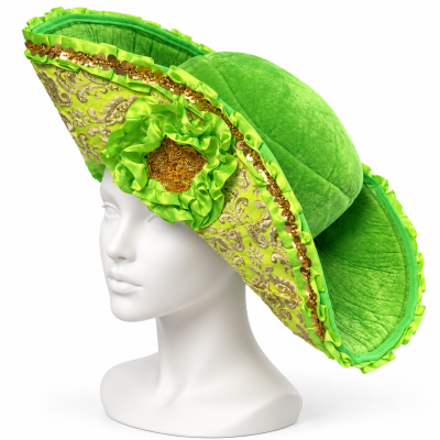 Chapéu verde em veludo com decoração floral e lantejoulas em busto branco