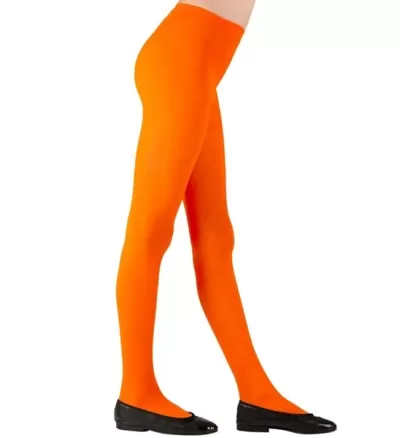 Collants laranja vibrantes em modelo, com sapatos pretos, fundo branco