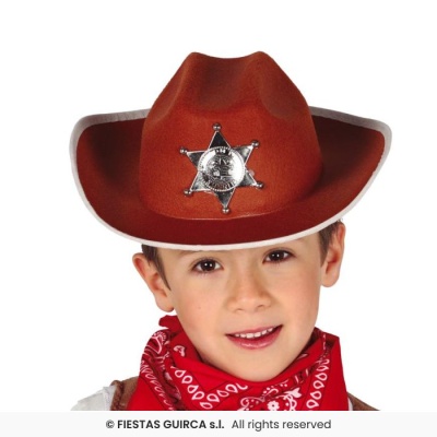 Criança com chapéu de xerife castanho e lenço vermelho