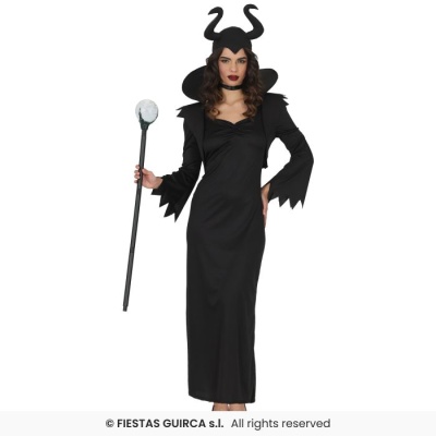 Mulher vestida com fato preto estilo Malévola e chapéu com cornos