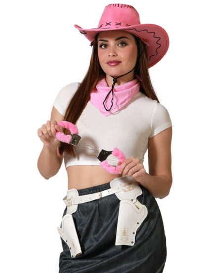 Mulher com roupa de cowboy cor-de-rosa e acessórios, incluindo algemas forradas cor-de-rosa.