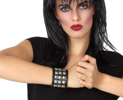 Bracelete preto de couro com rebites metálicos quadrados usados no pulso de mulher