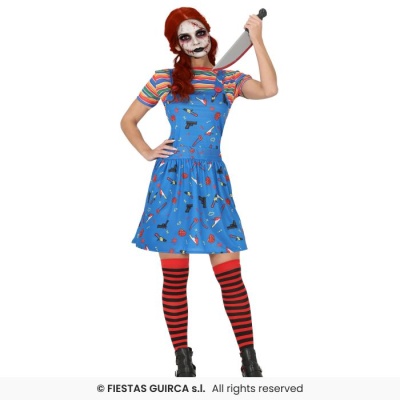 Mulher com fantasia azul estampada, meias listradas vermelhas e pretas, e maquilhagem de terror segurando uma faca gigante