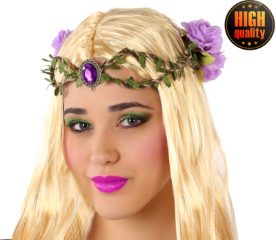 Mulher com peruca loira e coroa de flores roxas e folhas verdes