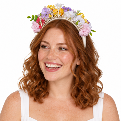 Acessório de cabeça floral branco com letras Bride TO BE