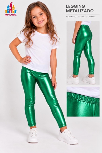 Menina de pé a usar leggings verdes metalizadas e camisola branca.