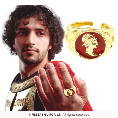 Anel dourado com face vermelha e relevo dourado de perfil masculino, usado por homem vestido com traje dourado e capa vermelha