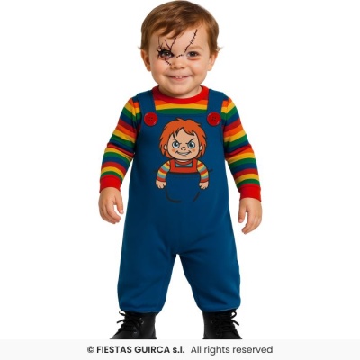 Criança em fato azul e camisola às riscas coloridas com maquilhagem de cicatriz no rosto