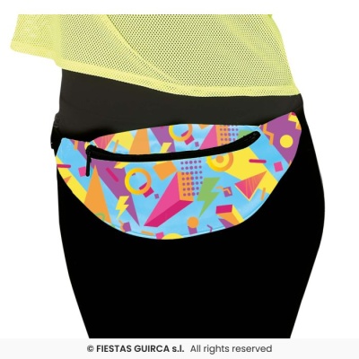 Pochete colorida com padrão geométrico, usada na cintura sobre calças pretas e camisa amarela.