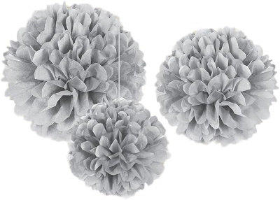 Três pompons decorativos de papel cinzento de diferentes tamanhos