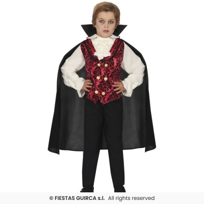 Criança vestida com fantasia de vampiro com capa preta e colete vermelho com padrão preto.