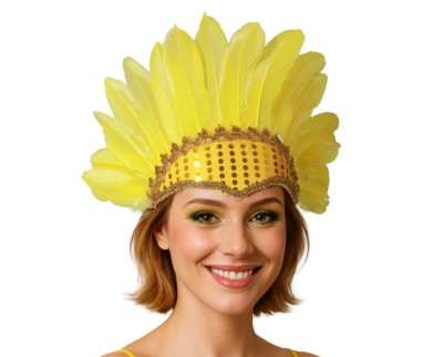 Adereço amarelo com penas e lantejoulas usado na cabeça