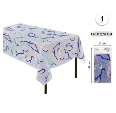 Toalha de mesa plástica azul com padrão roxo sobre mesa, embalagem ao lado com medidas e texto