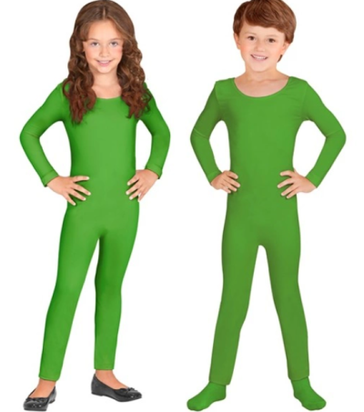 Crianças com collants verdes e fundo branco