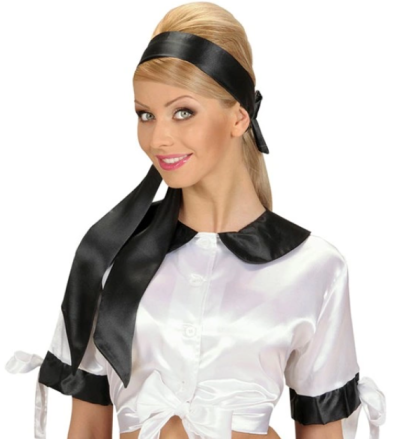 Mulher com bandeau preto e blusa branca com gola e punhos pretos