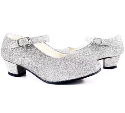 Sapatos prateados de salto baixo com fivela e glitter.