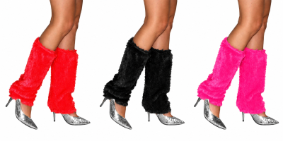 Três pares de polainas peludas coloridas em pernas femininas com sapatos prateados