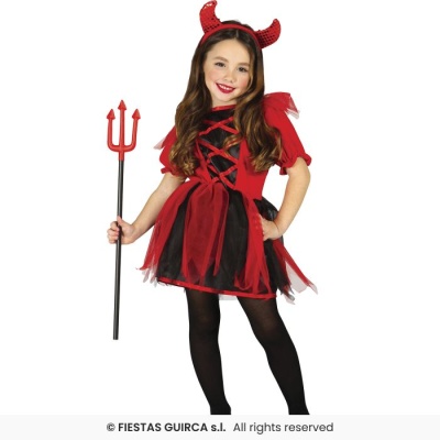 Menina vestida com fato de diabo vermelho e preto segurando tridente vermelho.