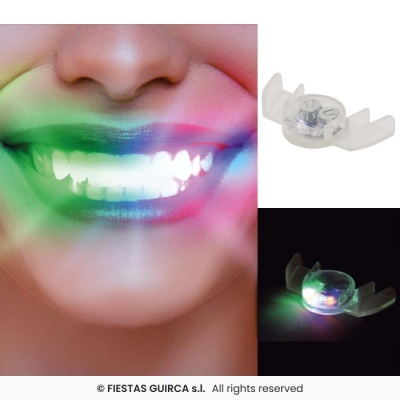 Dispositivo transparente com LEDs coloridos que ilumina um sorriso